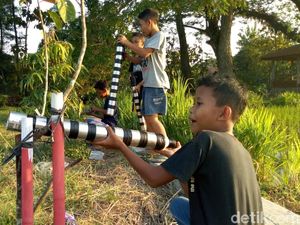 Gantinya Petasan, Anak-anak di Ponorogo Pilih Main Bazoka