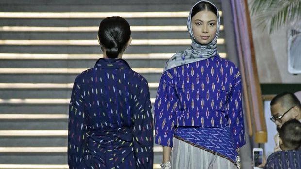Sentuhan Lurik dan Tenun 'Ikat Indonesia' di Busana Muslim