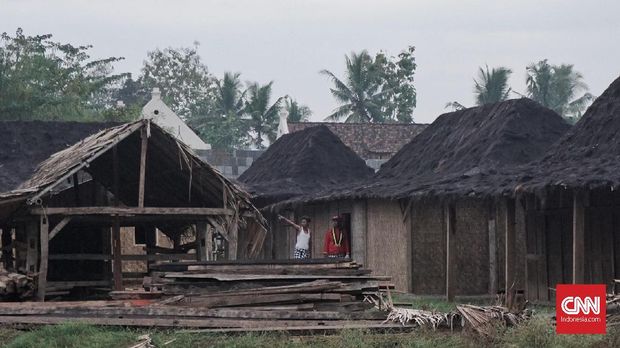 Setelah set dibuat, aparatur negara setempat menghibahkan lokasi.