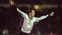Phillip Cocu salah satu andalan Barca kala itu. Dia main untuk Blaugrana pada 1998 sampai 2004. (Foto: Stu Forster /Allsport)