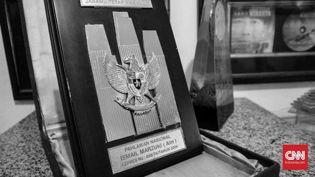 Piagam pahlawan nasional untuk Ismail Marzuki yang dipajang di rumah Rachmi Aziah.
