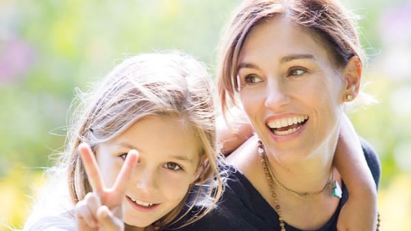 Amy Jo Johnson si Ranger Pink Ini Kompak Banget Sama Anaknya