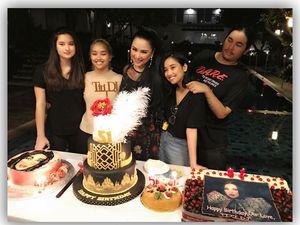 Hobi Minum Smoothies dan Makan Sehat, Ini Pose Titi DJ Saat Makan