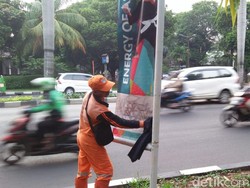 Pasukan Oranye Susah Payah Bersihkan Coretan Banner Asian Games