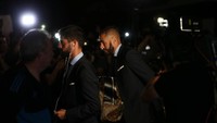 Striker Karim Benzema juga terlihat turun dari bus. Baik pemain dan pelatih mengenakan setelah jas yang rapi saat tiba. (Foto: Viacheslav Ratynskyi/Reuters)