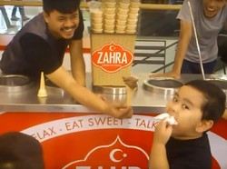 Viral Ekspresi Gemas Bocah yang Kesal Dikerjai Penjual Es Krim