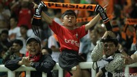 Pendukung cilik Persija memberikan semangat kepada para pemain Persija.