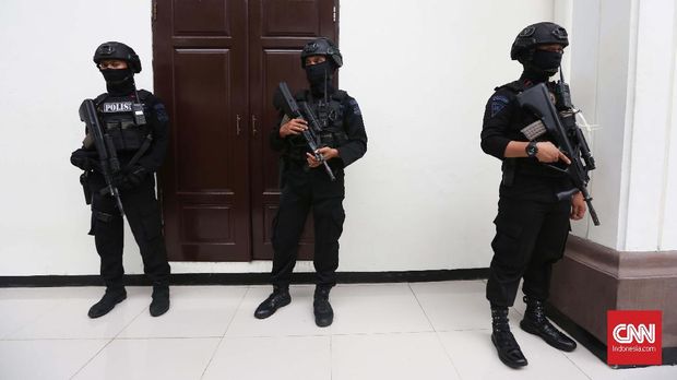 Pengamanan ruang persidangan Aman Abdurrahman, di Pengadilan Negeri Jakarta Selatan, Jumat, 25 Mei.