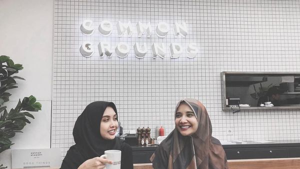 Cantiknya Zaskia Sungkar Saat Sedang Ngopi hingga Makan Seafood