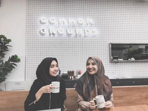 Cantiknya Zaskia Sungkar Saat Sedang Ngopi hingga Makan Seafood