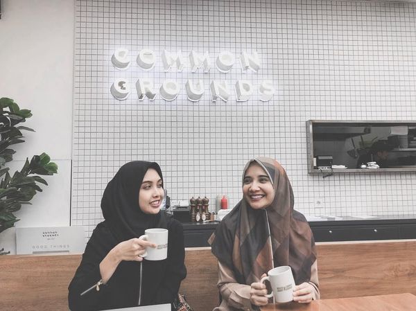 Cantiknya Zaskia Sungkar Saat Sedang Ngopi hingga Makan Seafood