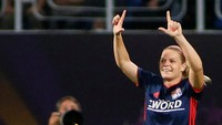Semenit berselang, Lyon justru berbalik unggul menjadi 2-1 setelah Eugenie Le Sommer mengoyak gawang Wolfsburg. (Foto: Valentyn Ogirenko/Reuters)