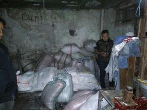 Polisi Gerebek Pabrik Mi Berformalin di Garut Polisi Gerebek Pabrik Mi Berformalin di Garut