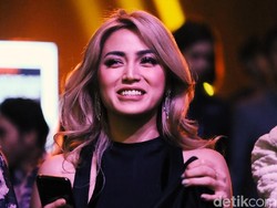 Datangi Rumah Singgah, Jessica Iskandar Ajarkan Anak Berbagi Sejak Dini