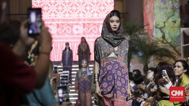 Sentuhan Batik Sembagi di Busana Muslim Ghea Panggabean