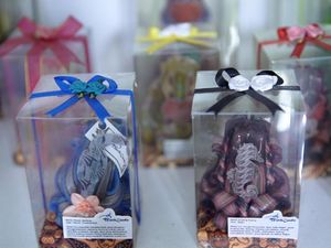 Omzet Belasan Juta Usaha Lilin Motif Batik