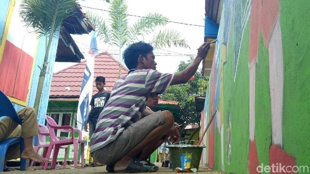 Warga gotong royong menghias kampung Piala Dunia