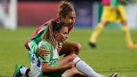 Sementara pemain Wolfsburg jelas patah hati. Keunggulan mereka sirna dan gagal mengangkat trofi. Terlihat Joelle Wedemeyer harus ditenangkan rekannya di lapangan. (Foto: Valentyn Ogirenko/Reuters)