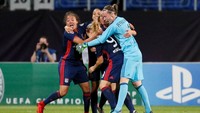 Pemain Lyon pun berpelukan usai peluit panjang mengema di stadion. Mereka menjadi juara Liga Champions Wanita usai mengalahkan Wolfsburg. (Foto: Gleb Garanich/Reuters)