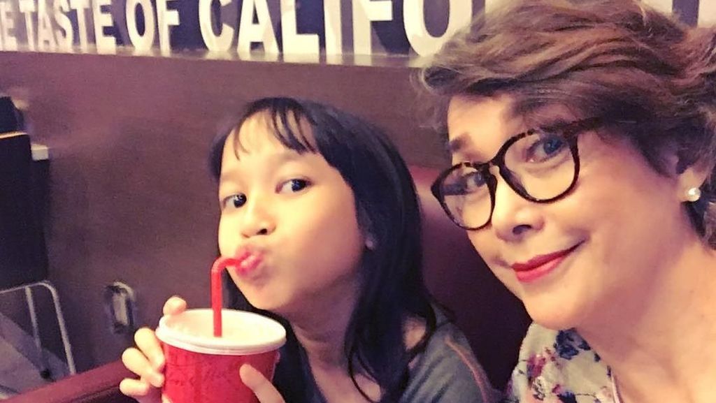 Tetap Cantik di Usia 67 Tahun, Ini Gaya Kulineran Artis Senior Widyawati Tetap Cantik di Usia 67 Tahun, Ini Gaya Kulineran Artis Senior Widyawati