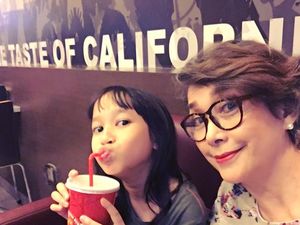 Tetap Cantik di Usia 67 Tahun, Ini Gaya Kulineran Artis Senior Widyawati