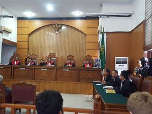 Suara Ledakan Sempat Tunda Sidang Aman Abdurrahman Suara Ledakan Sempat Tunda Sidang Aman Abdurrahman