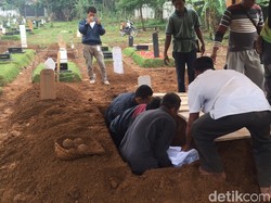 Keluarga Hadiri Pemakaman Teroris Cianjur di Pondok Ranggon