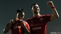 Simic dan Novri Setiawan merayakan kemenangan mereka.