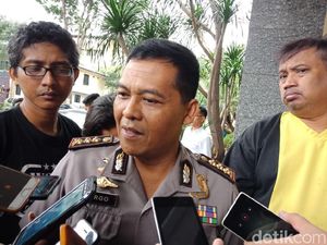 Polisi Temukan Peluru di Ruang Anggota DPR F-PDIP Effendi Simbolon Polisi Temukan Peluru di Ruang Anggota DPR F-PDIP Effendi Simbolon