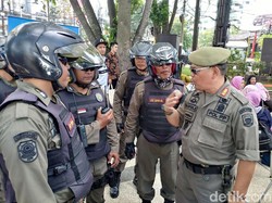 Satpol PP Bermotor Trail Siap Buru Pengemis Musiman di Bandung