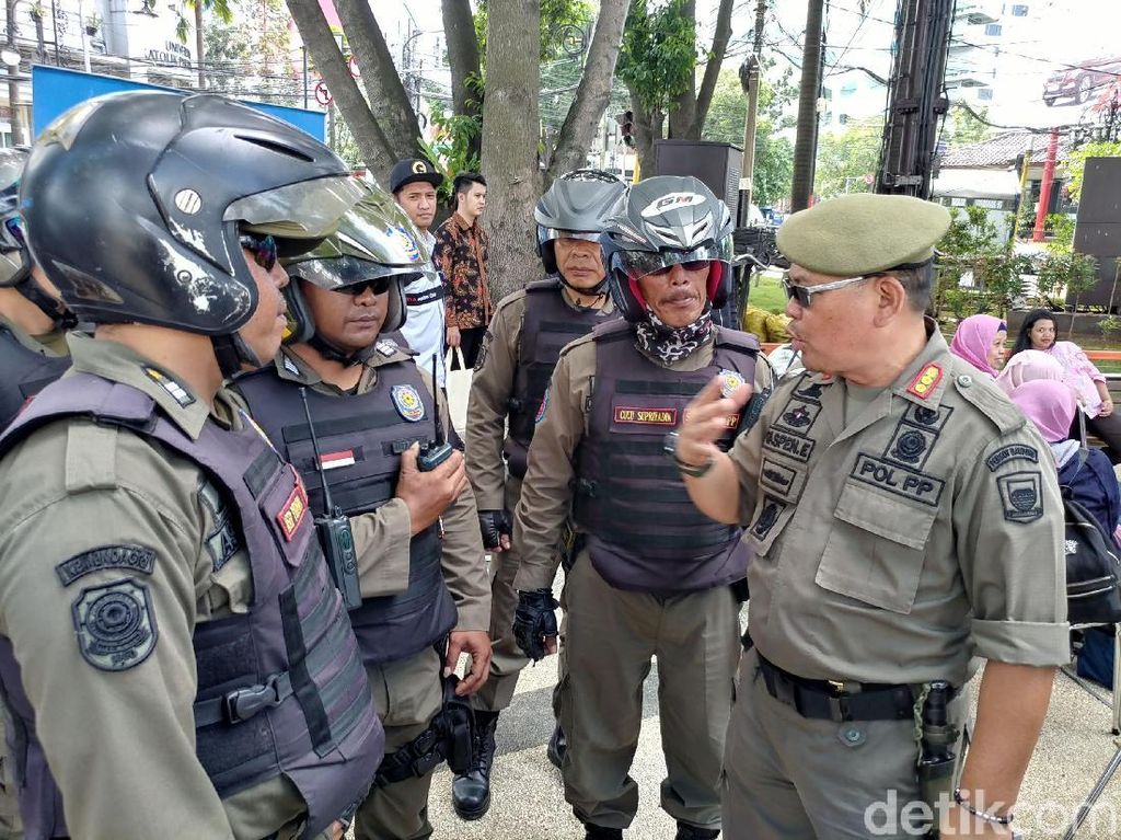 Satpol PP Bermotor Trail Siap Buru Pengemis Musiman di Bandung Satpol PP Bermotor Trail Siap Buru Pengemis Musiman di Bandung