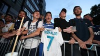 Fans membentangkan jersey Cristiano Ronaldo, yang diharapkan bisa mengantar Madrid menjuarai Liga Champions tiga kali beruntun. (Foto: Viacheslav Ratynskyi/Reuters)