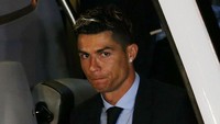 Ronaldo keluar dari bus dengan mimik wajah yang fokus. Penyerang asal Portugal itu memang begitu diharapkan bisa membobol gawang Liverpool di final nanti. (Foto: Viacheslav Ratynskyi/Reuters)