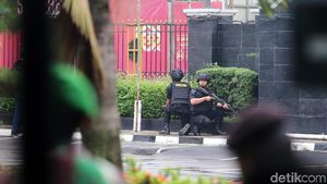Foto: Pengamanan Sidang Aman Abdurrahman Sesaat Setelah Drum Meledak