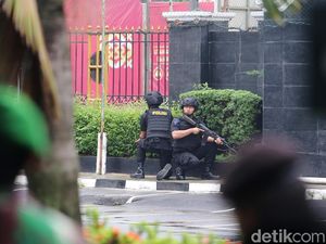 Foto: Pengamanan Sidang Aman Abdurrahman Sesaat Setelah Drum Meledak