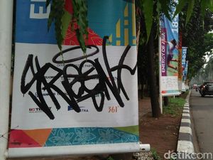 Miris! Banner Asian Games di Pondok Indah Dicorat-coret Miris! Banner Asian Games di Pondok Indah Dicorat-coret