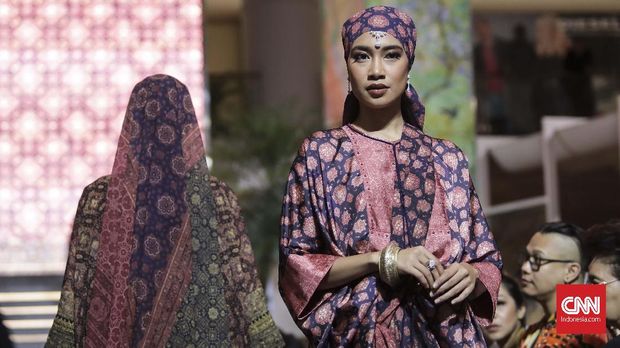 Sentuhan Batik Sembagi di Busana Muslim Ghea Panggabean