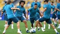 Pemain inti Madrid seperti Luka Modric, Marcelo, Casemiro, dan Asensio tampak sedang berlatih passing di lapangan. (Foto: Michael Regan/Getty Images)