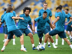 Pemain inti Madrid seperti Luka Modric, Marcelo, Casemiro, dan Asensio tampak sedang berlatih passing di lapangan. (Foto: Michael Regan/Getty Images)