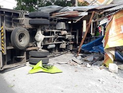 Oleng, Truk Kontainer Terguling dan Hantam Warung