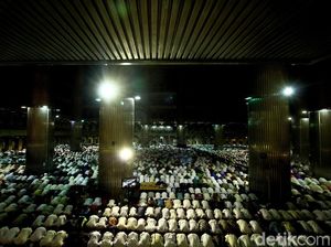 Video Suasana Tarawih Akbar di Istiqlal dan Pesan Anies ke Jemaah Video Suasana Tarawih Akbar di Istiqlal dan Pesan Anies ke Jemaah