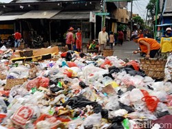 Sampah di LPS Bugis Meluber Tutupi Jalan