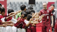 Iniesta menyalami satu-satu anak-anak kecil yang berbaris rapi menyambut kedatangannya di Noevir Stadium Kobe. (Foto: Kyodo/via REUTERS)