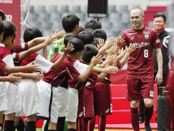 Iniesta menyalami satu-satu anak-anak kecil yang berbaris rapi menyambut kedatangannya di Noevir Stadium Kobe. (Foto: Kyodo/via REUTERS)