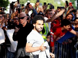 Para pemain Liverpool keluar dari hotel menuju Olimpiyskiy Stadium di Kiev untuk menjalani sesi latihan. (Valentyn Ogirenko/REUTERS)