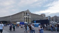 Maidan Nezalezhnosti adalah alun-alun kota Kiev, dan menjadi salah satu landmark di kota Kiev, dan menjadi salah satu tempat para wisatawan/supporter untuk berfoto-foto. Tak heran, jika banyak polisi dan barikade yang ditempatkan di sekitar alun-alun kota ini. Istimewa/Sigit Prasetyo