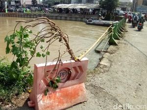 Sopir Pikap yang Tercebur di Kalimalang Masih Dicari Sopir Pikap yang Tercebur di Kalimalang Masih Dicari
