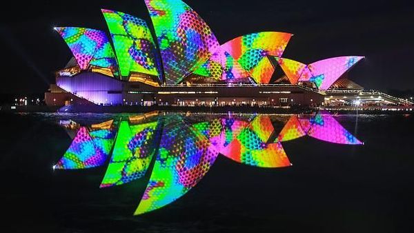 Gemerlap Warna Warni Lampu di Vivid Sydney