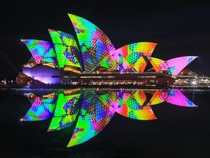 Gemerlap Warna Warni Lampu di Vivid Sydney
