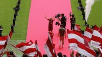 Iniesta berjalan meninggalkan podium sambil melambaikan tangannya. (Foto: Buddhika Weerasinghe/Getty Images)